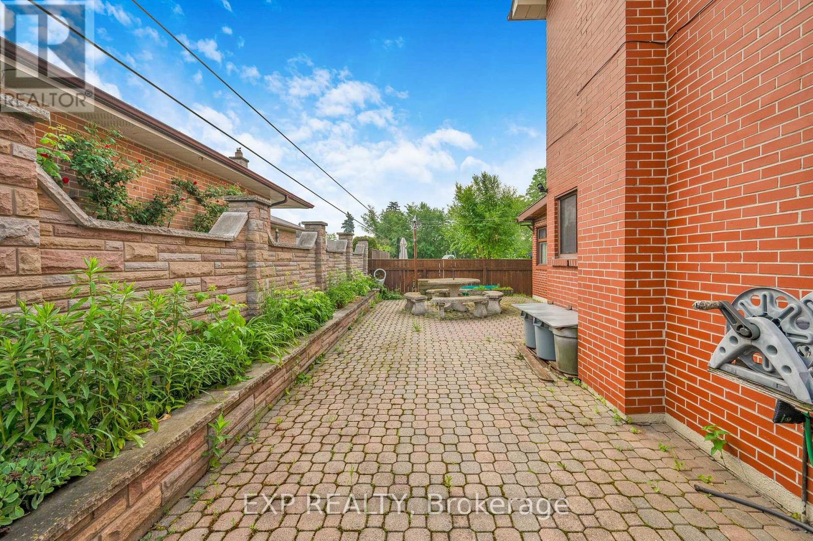52 STORER DRIVE - 37