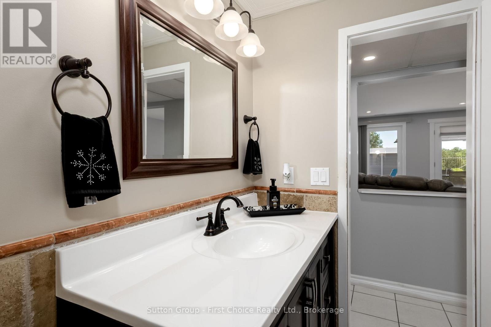 276 MECHANIC STREET W - Image 30