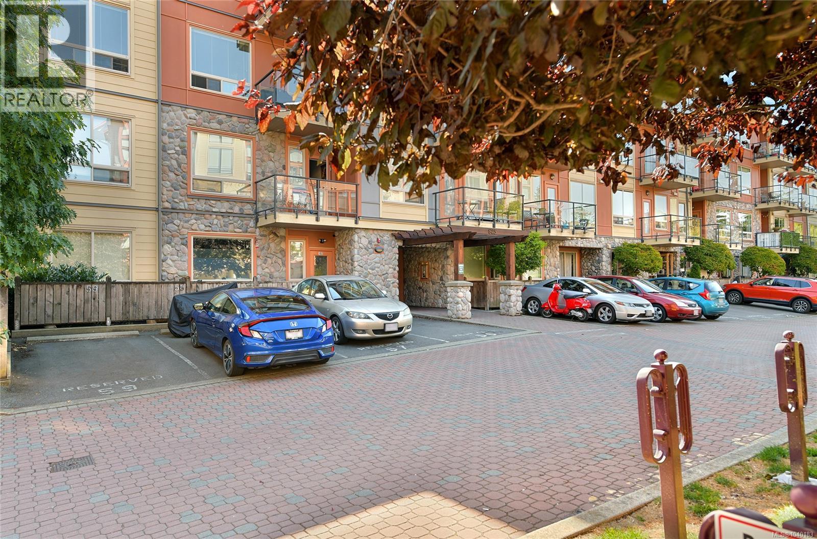 #102 825 Goldstream Ave - 32