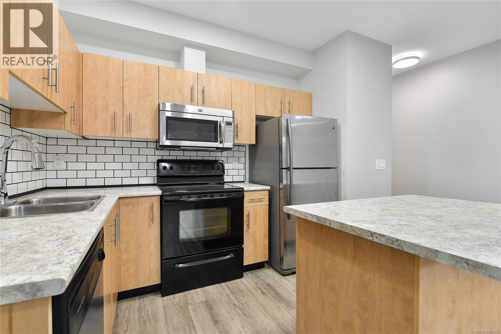 102 825 Goldstream Avenue, Langford