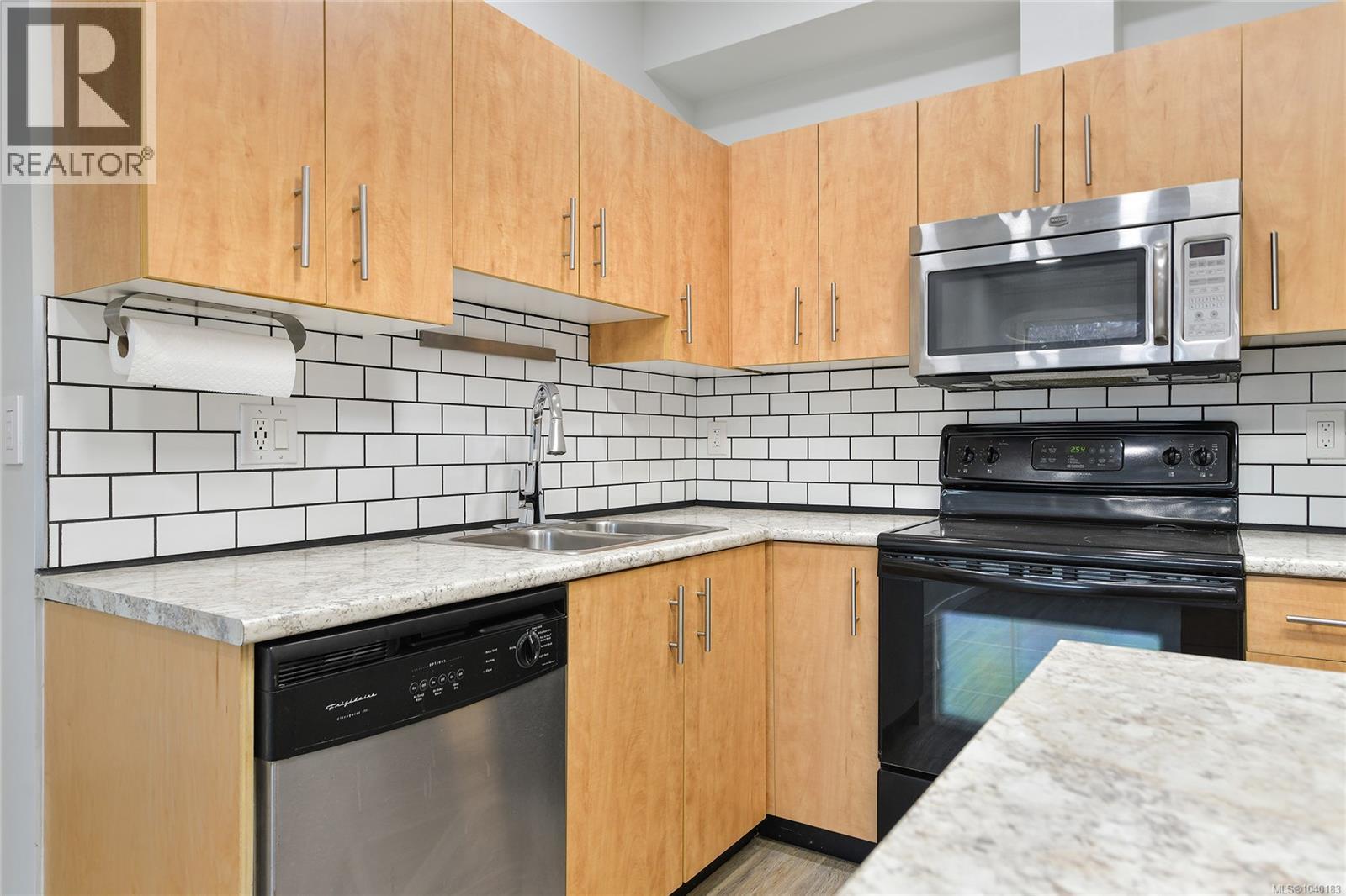 102 825 Goldstream Avenue, Langford