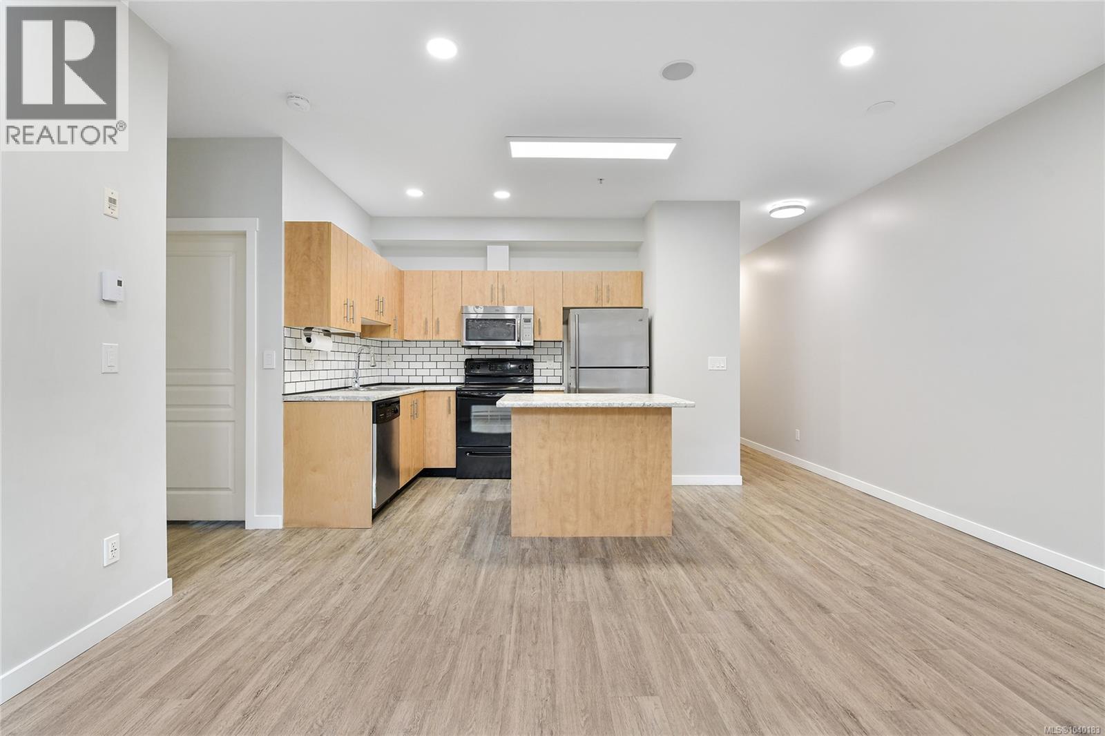 #102 825 Goldstream Ave - 7