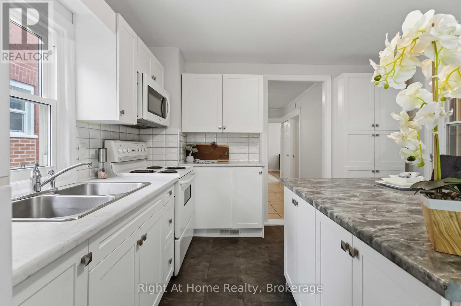 127 MONTRAVE AVENUE - 13