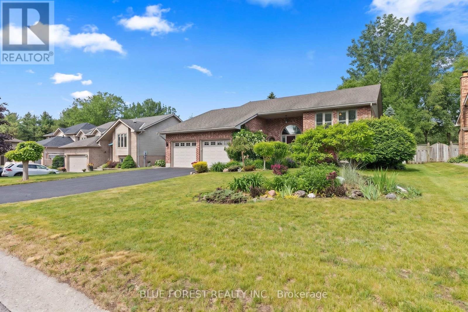 29 VILLAGE GATE CRESCENT - 2