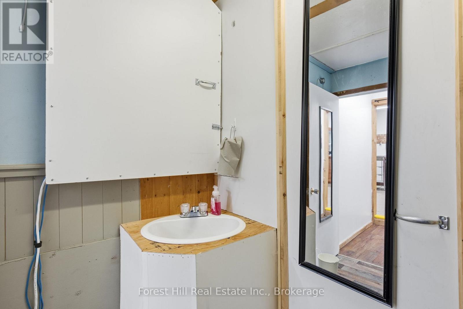 1092 MAIN STREET - 21