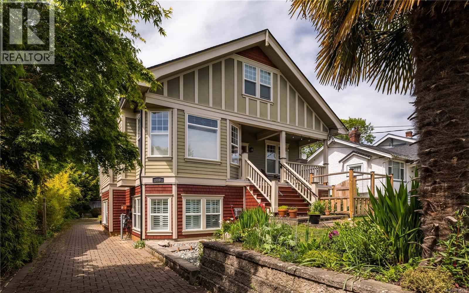 3 118 Robertson Street, Victoria