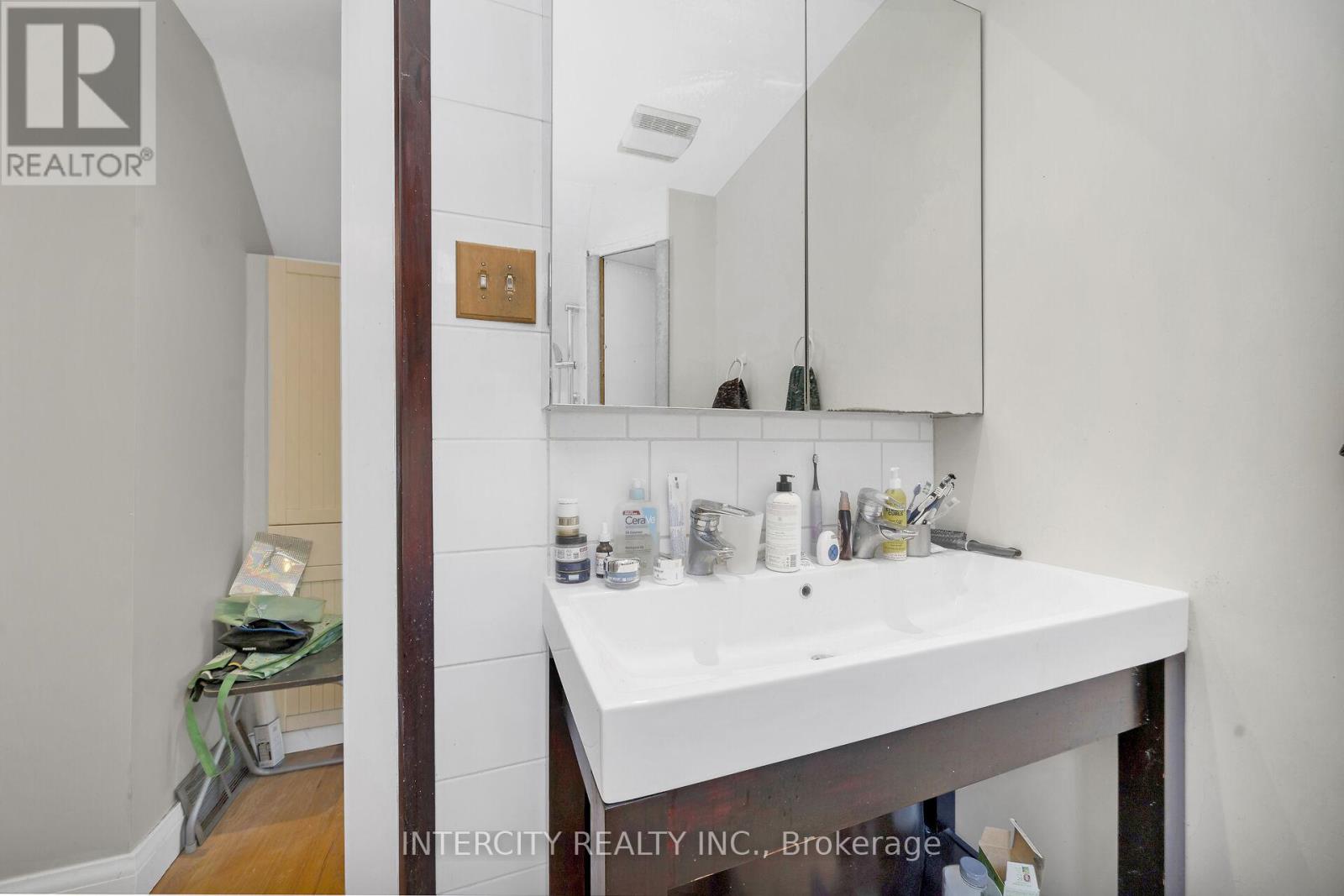 104 ALLINGHAM GARDENS - 19