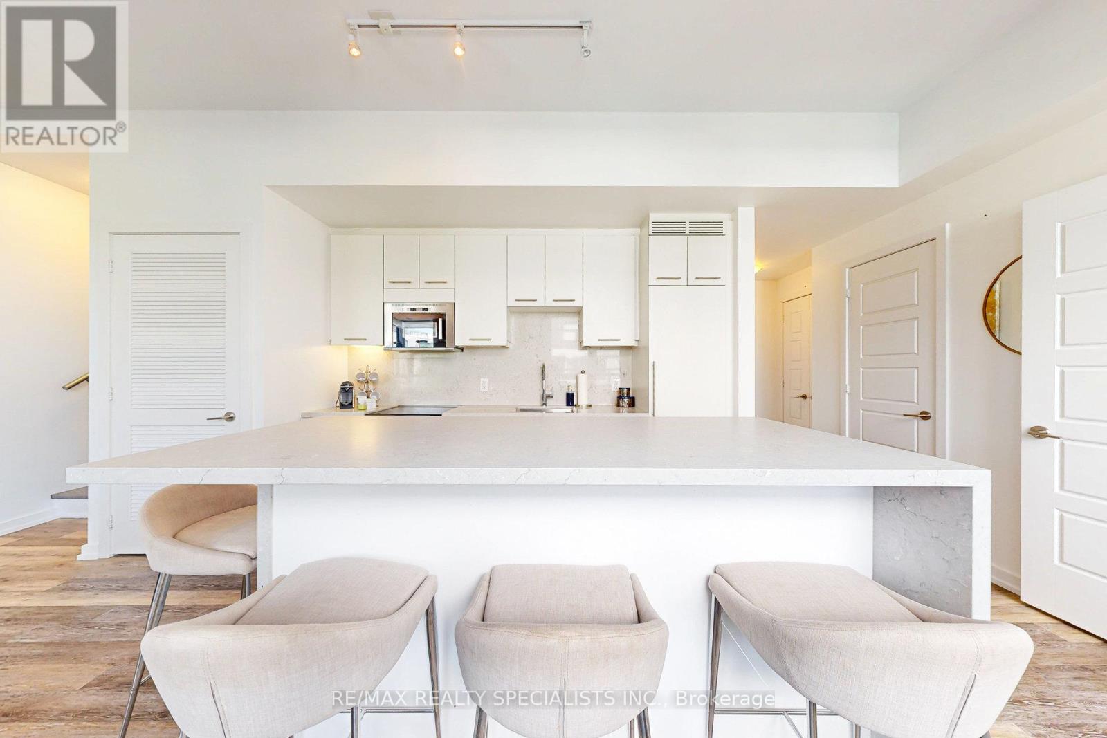 #10 233 BROWARD WAY - 18