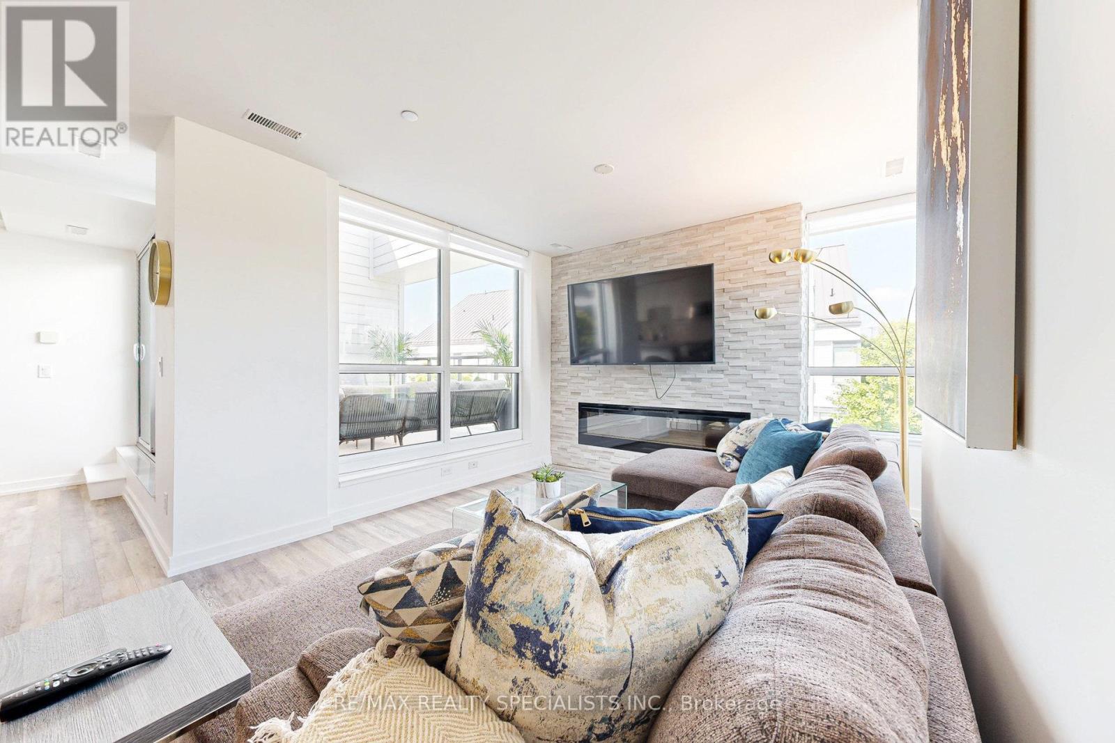 #10 233 BROWARD WAY - 22