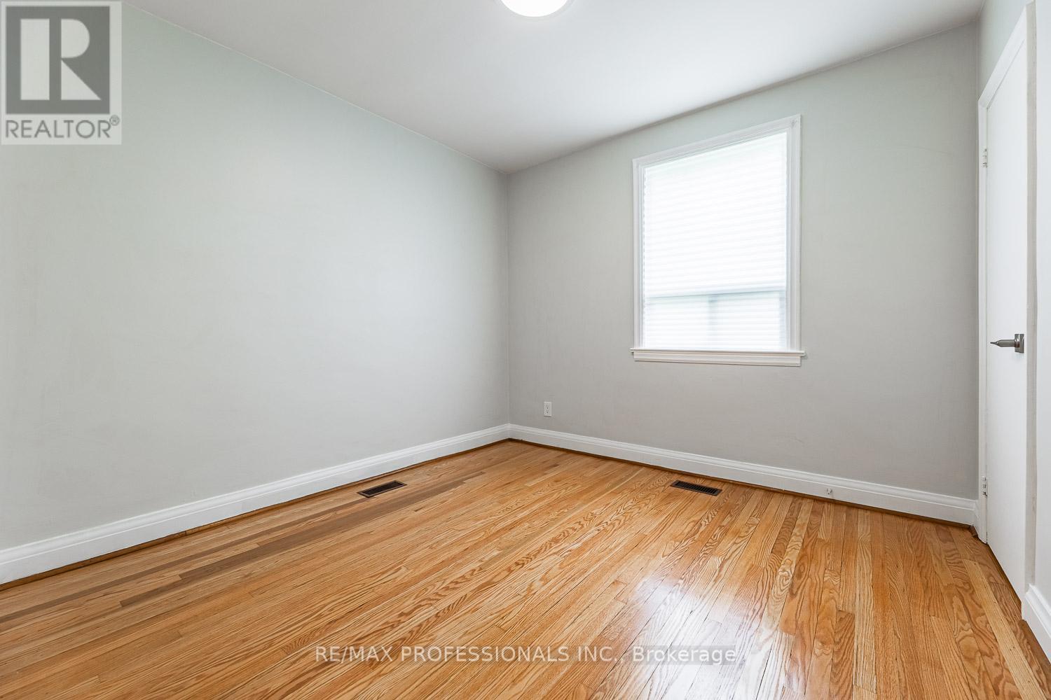 11 STOCK AVENUE - 16