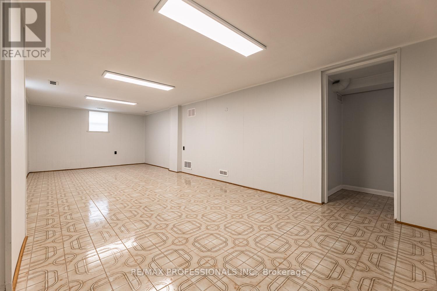 11 STOCK AVENUE - 24