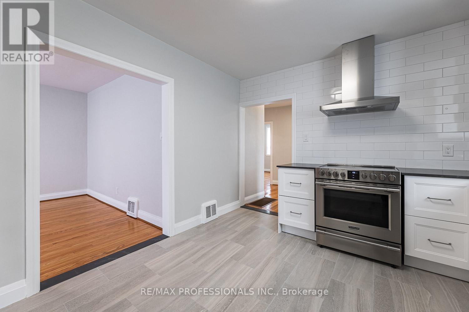 11 STOCK AVENUE - 8