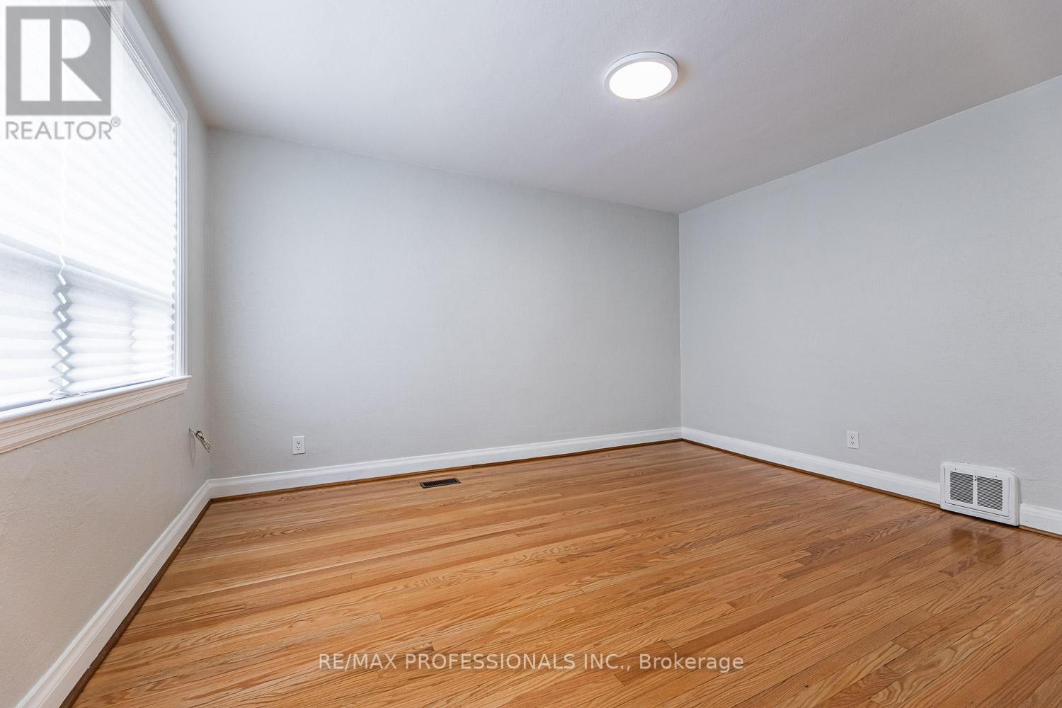 11 STOCK AVENUE - 9