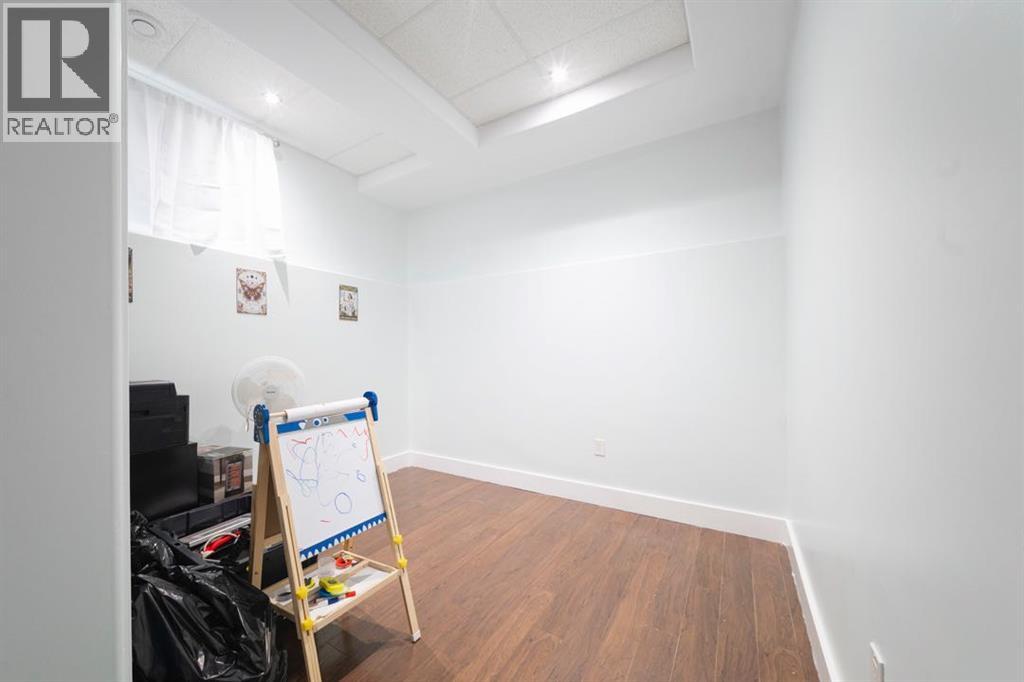 280 Diefenbaker Drive — photo 32