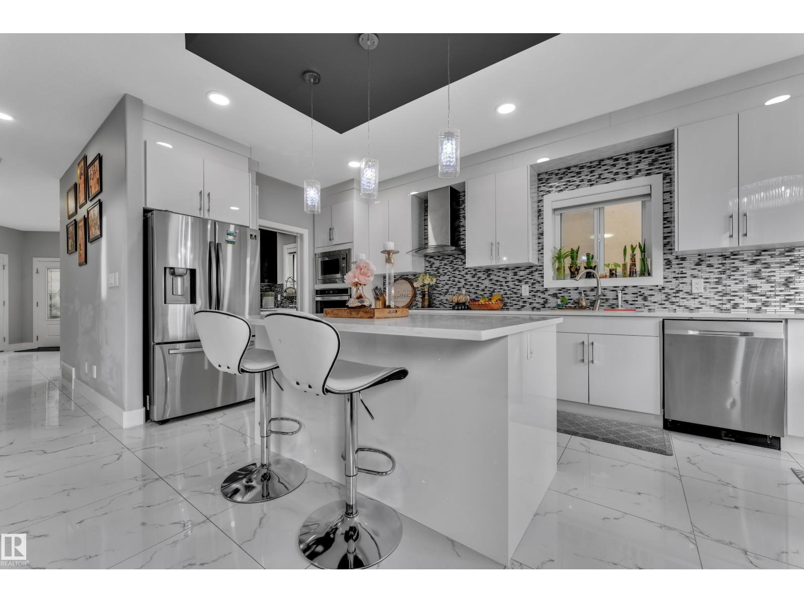 2419 15 AV NW — photo 10