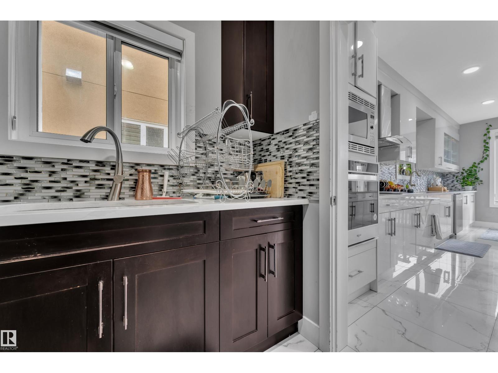 2419 15 AV NW — photo 12