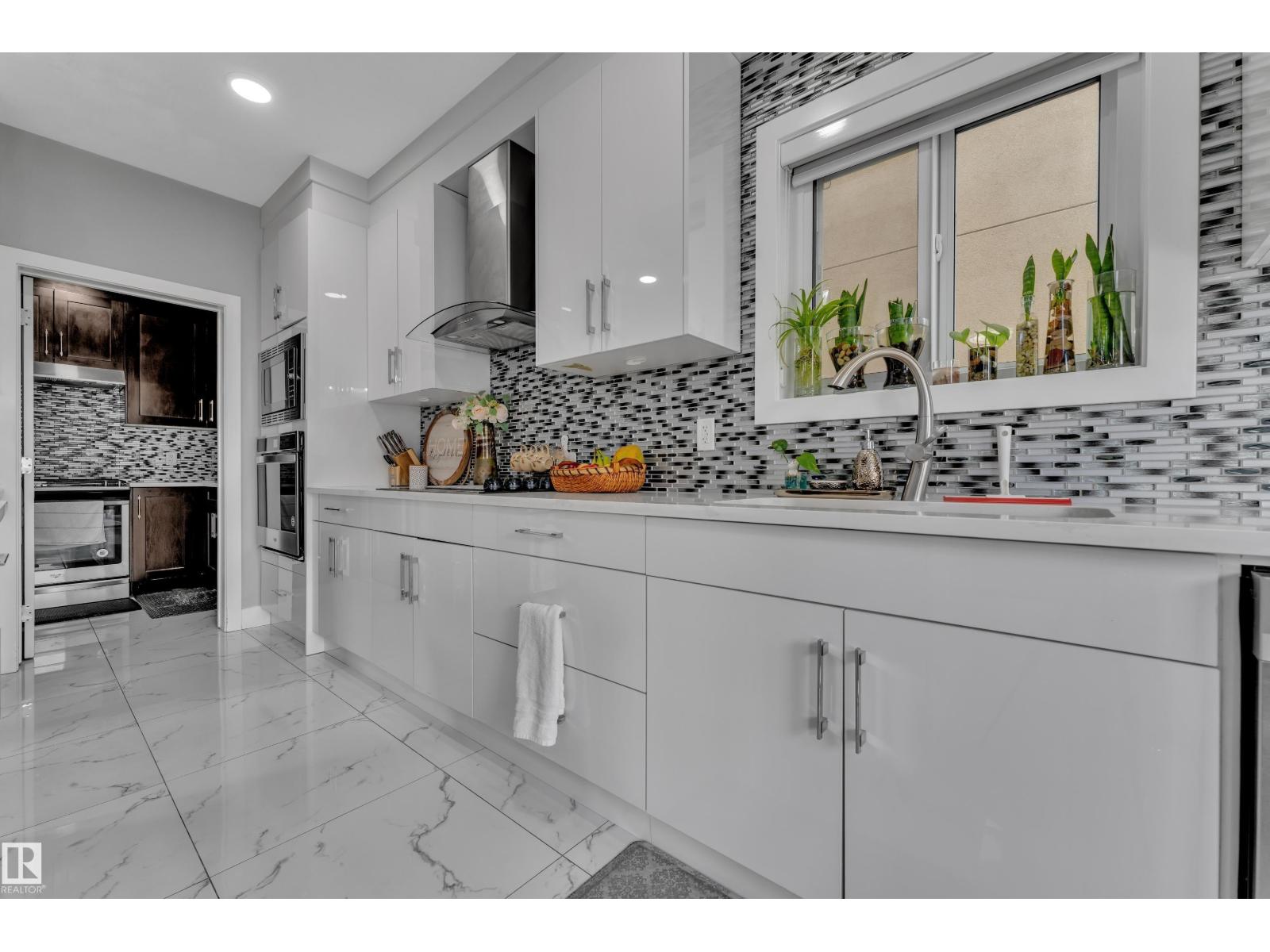 2419 15 AV NW — photo 13