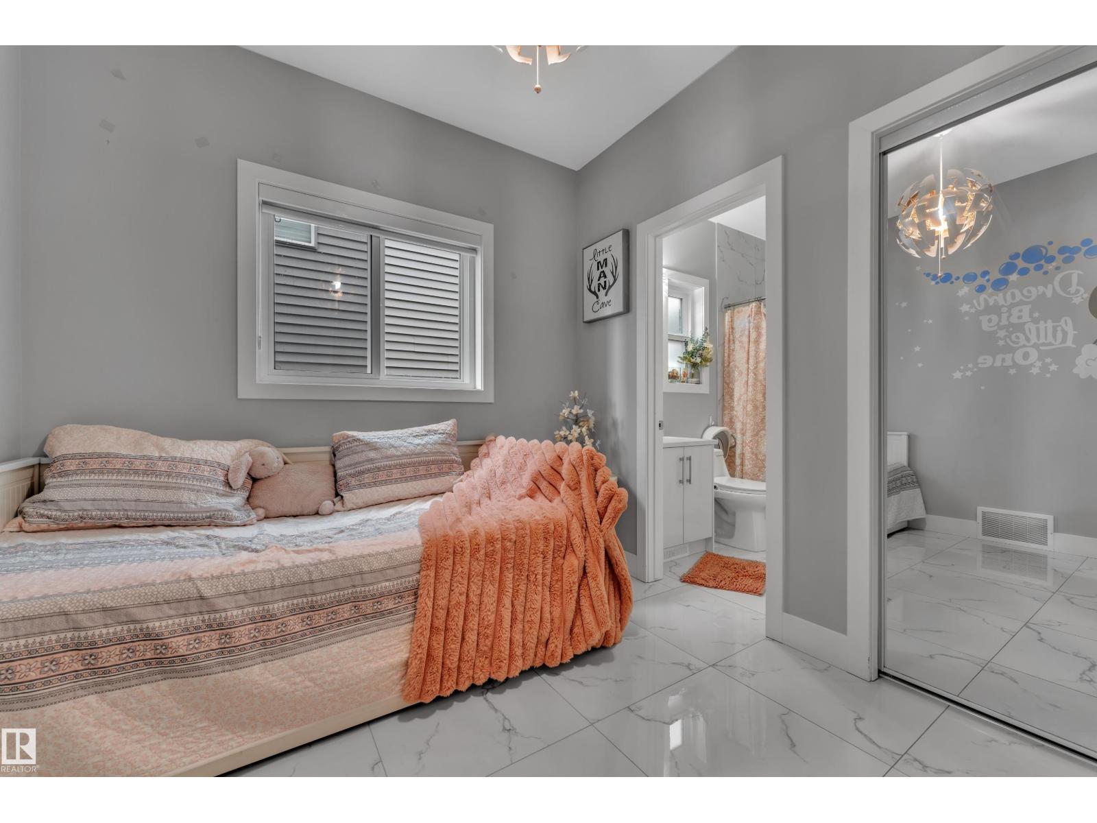 2419 15 AV NW — photo 17