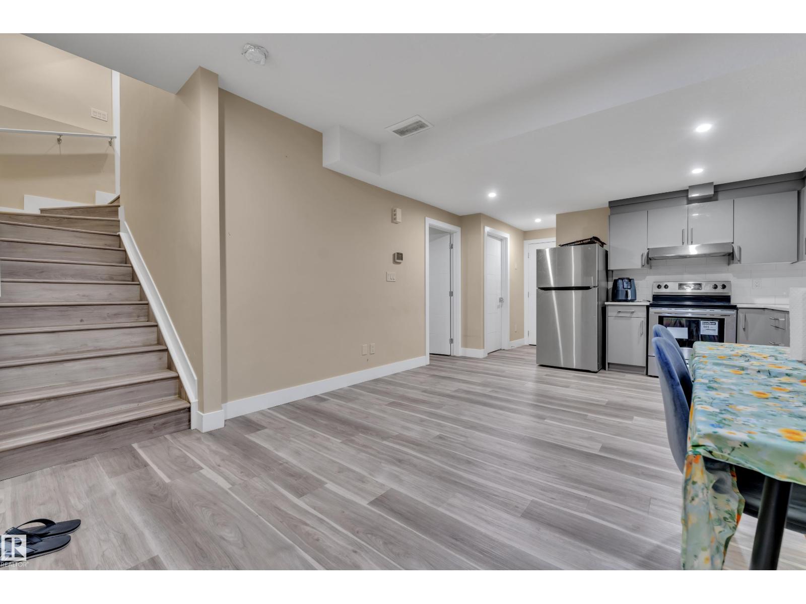 2419 15 AV NW — photo 31