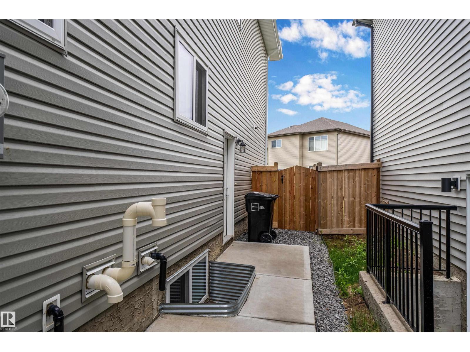2419 15 AV NW — photo 42