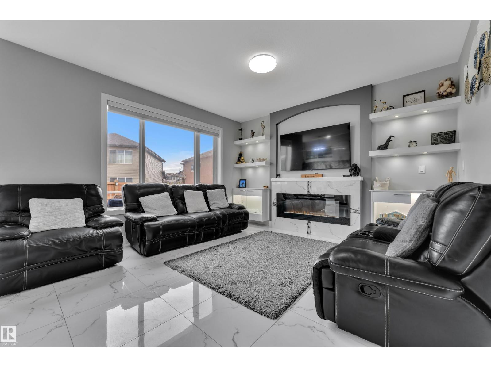 2419 15 AV NW — photo 8