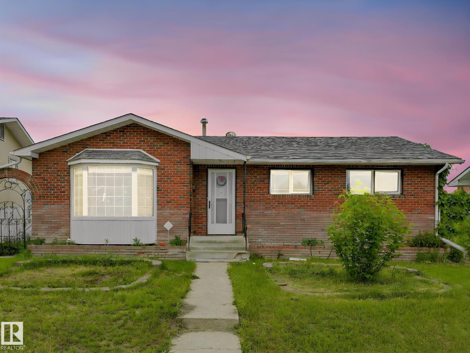 9528 151 AV NW - 1
