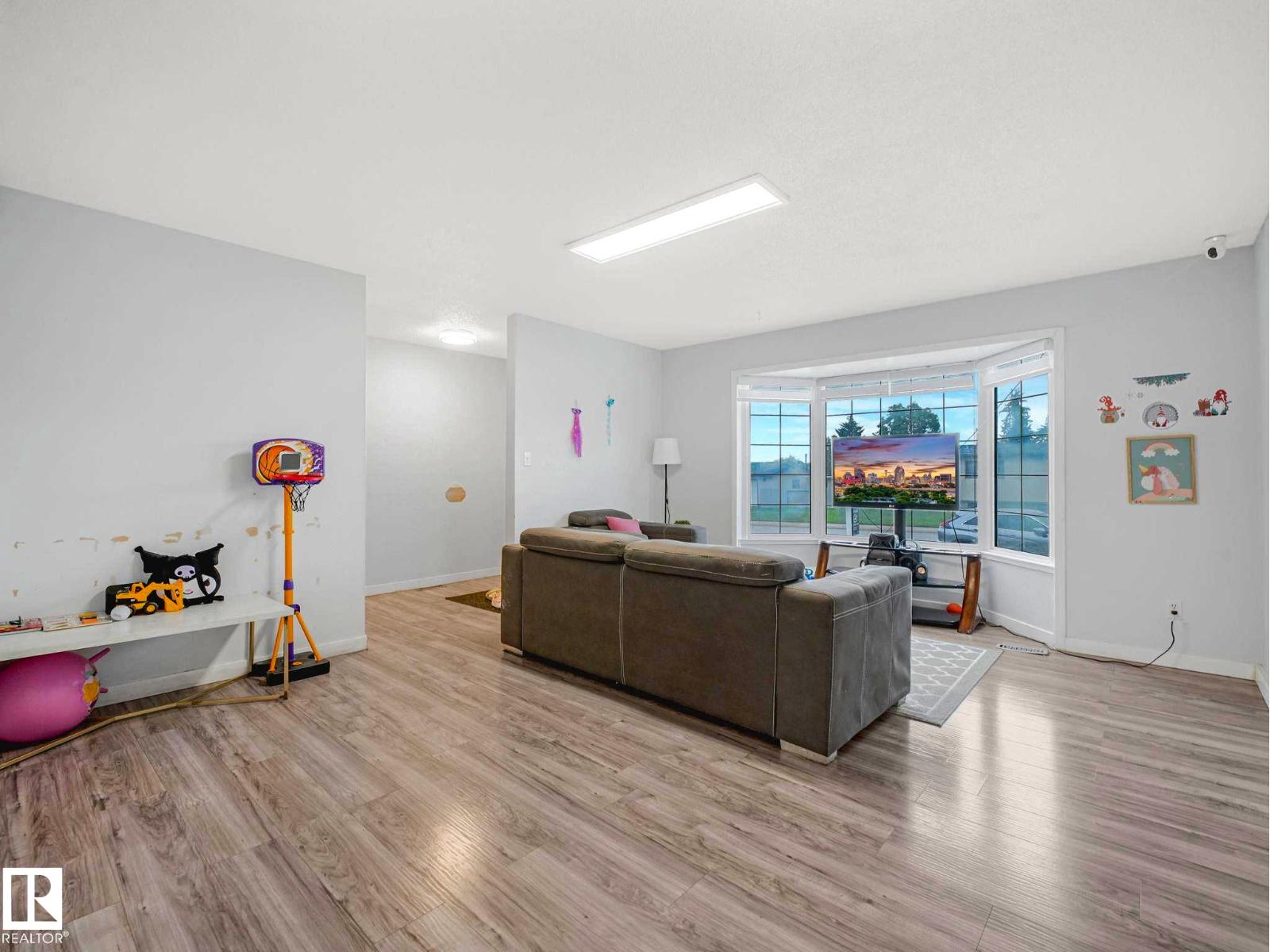9528 151 AV NW - 10