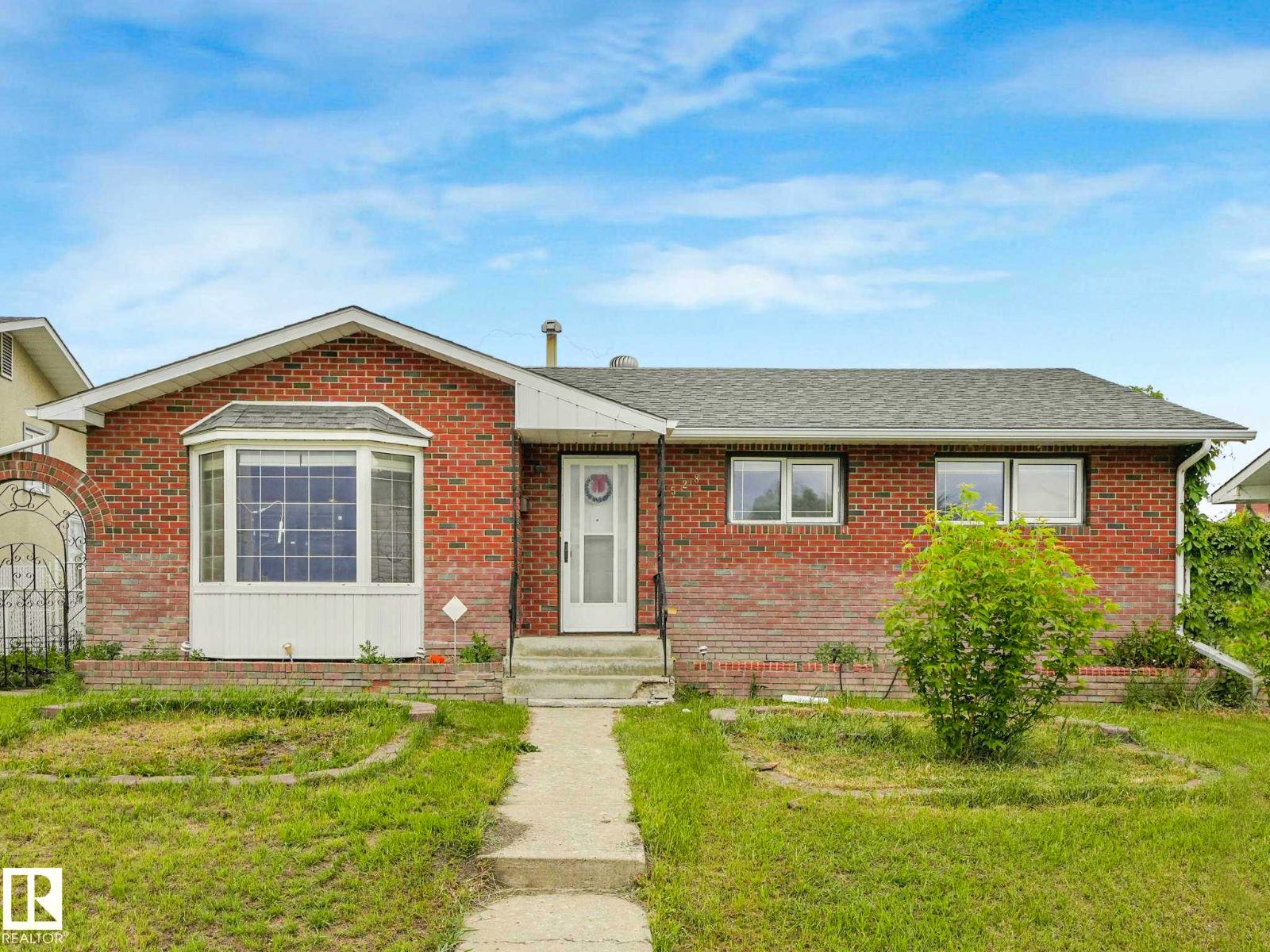 9528 151 AV NW - 2