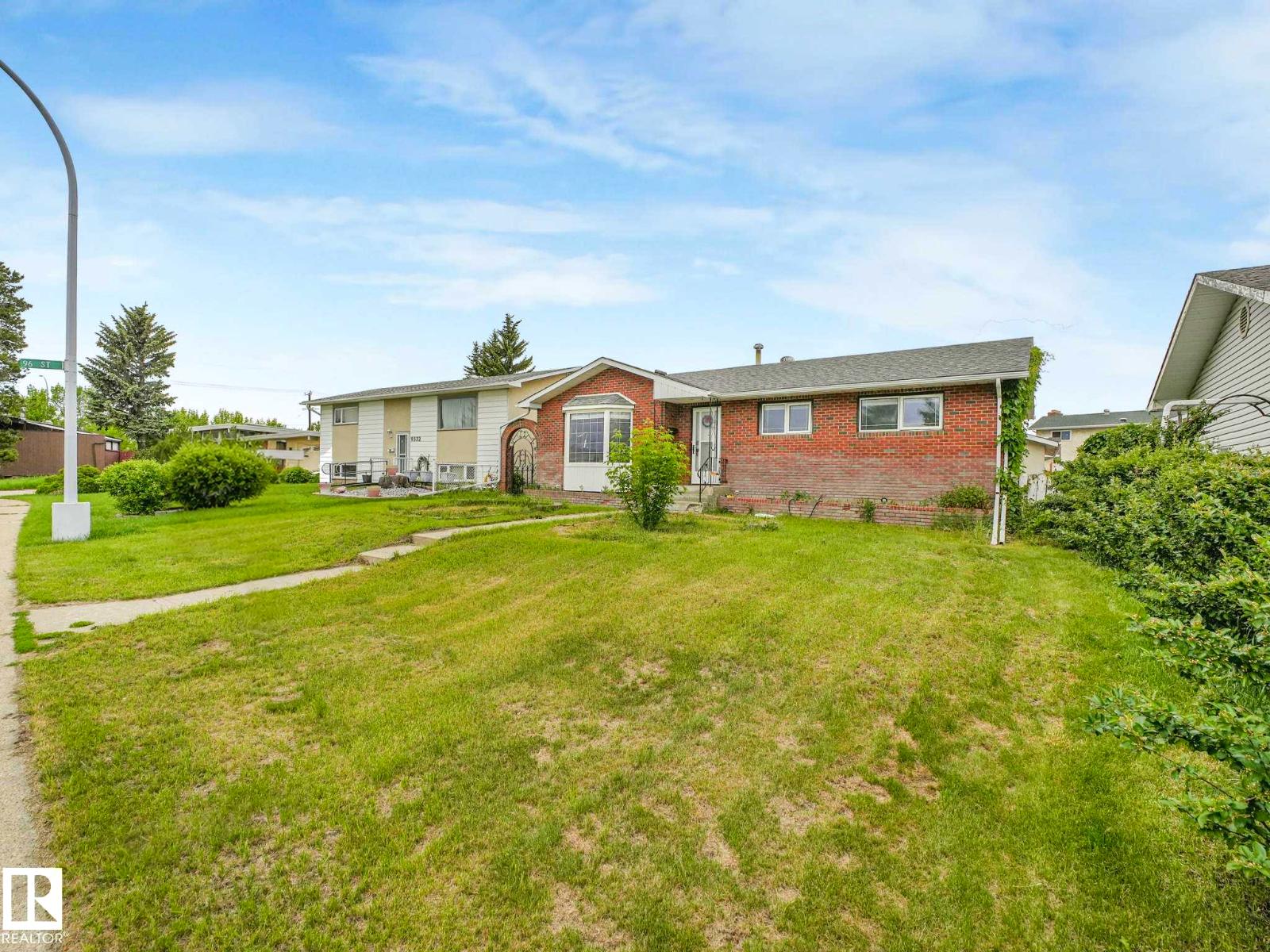 9528 151 AV NW - 3