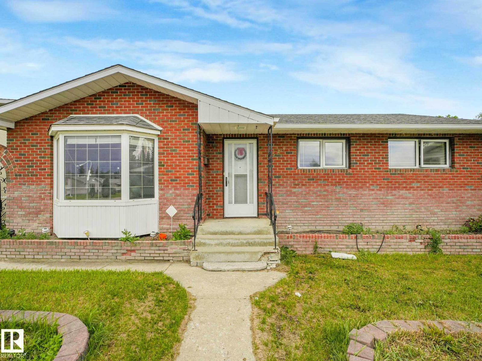 9528 151 AV NW - 4