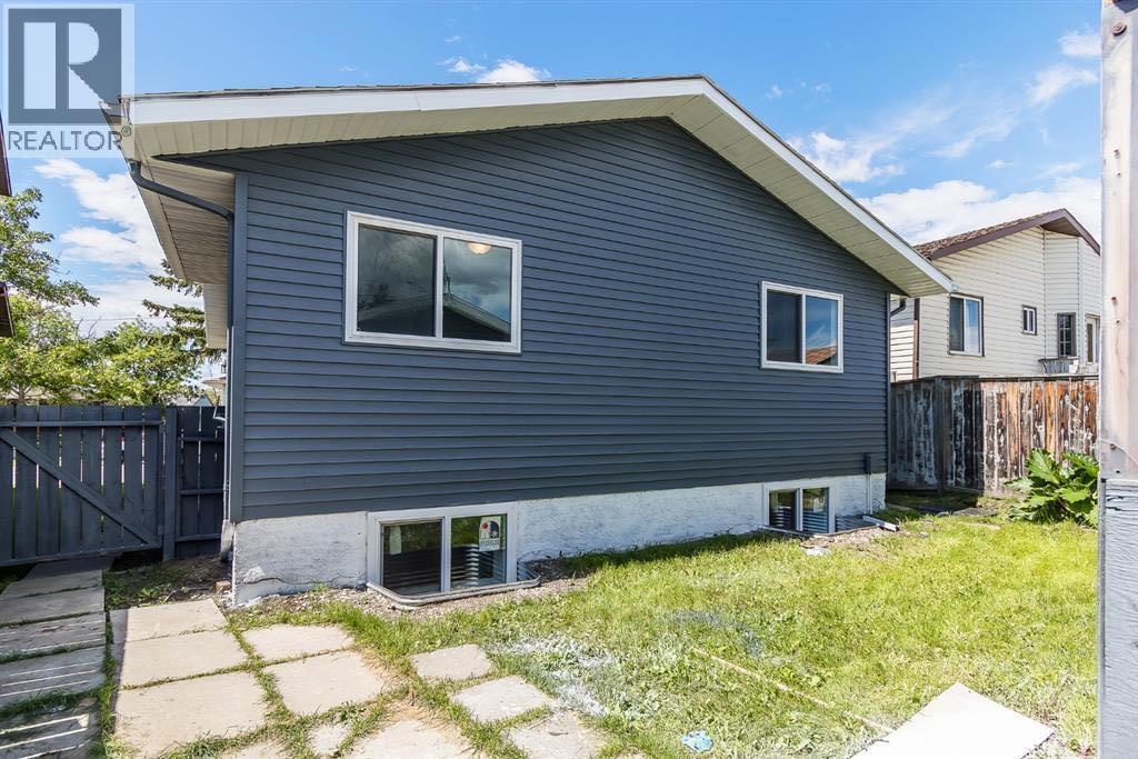 4528 40 Street NE — photo 14