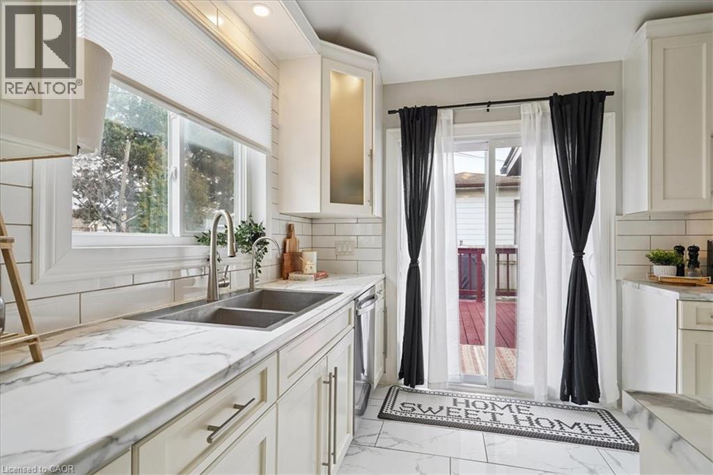 32 ALLAN Avenue - 11