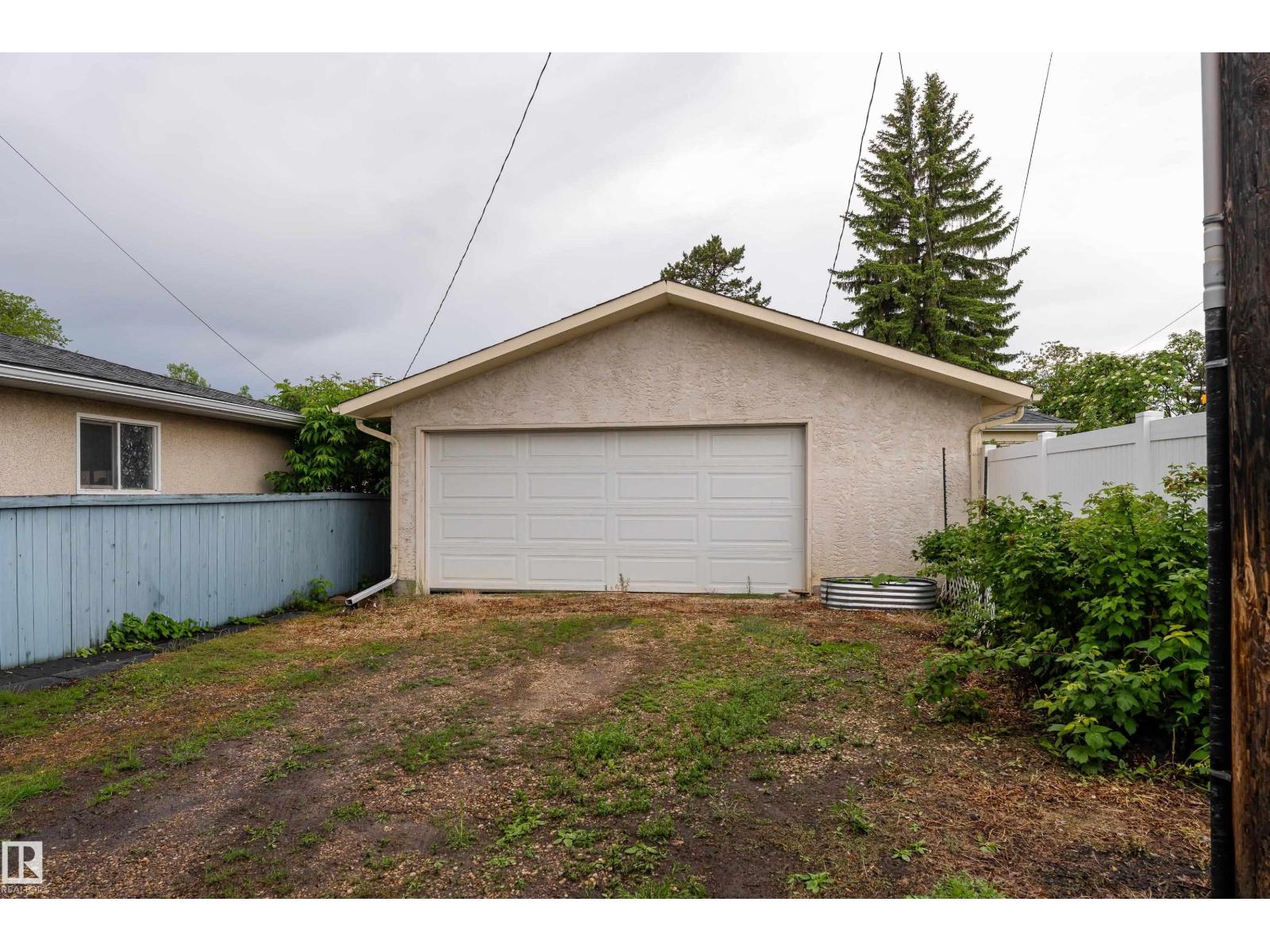 11227 40 AV NW - 31