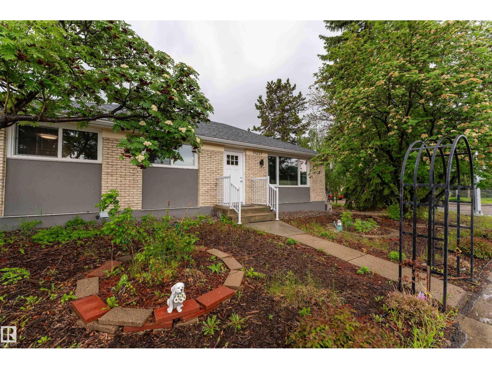 11227 40 AV NW - 2