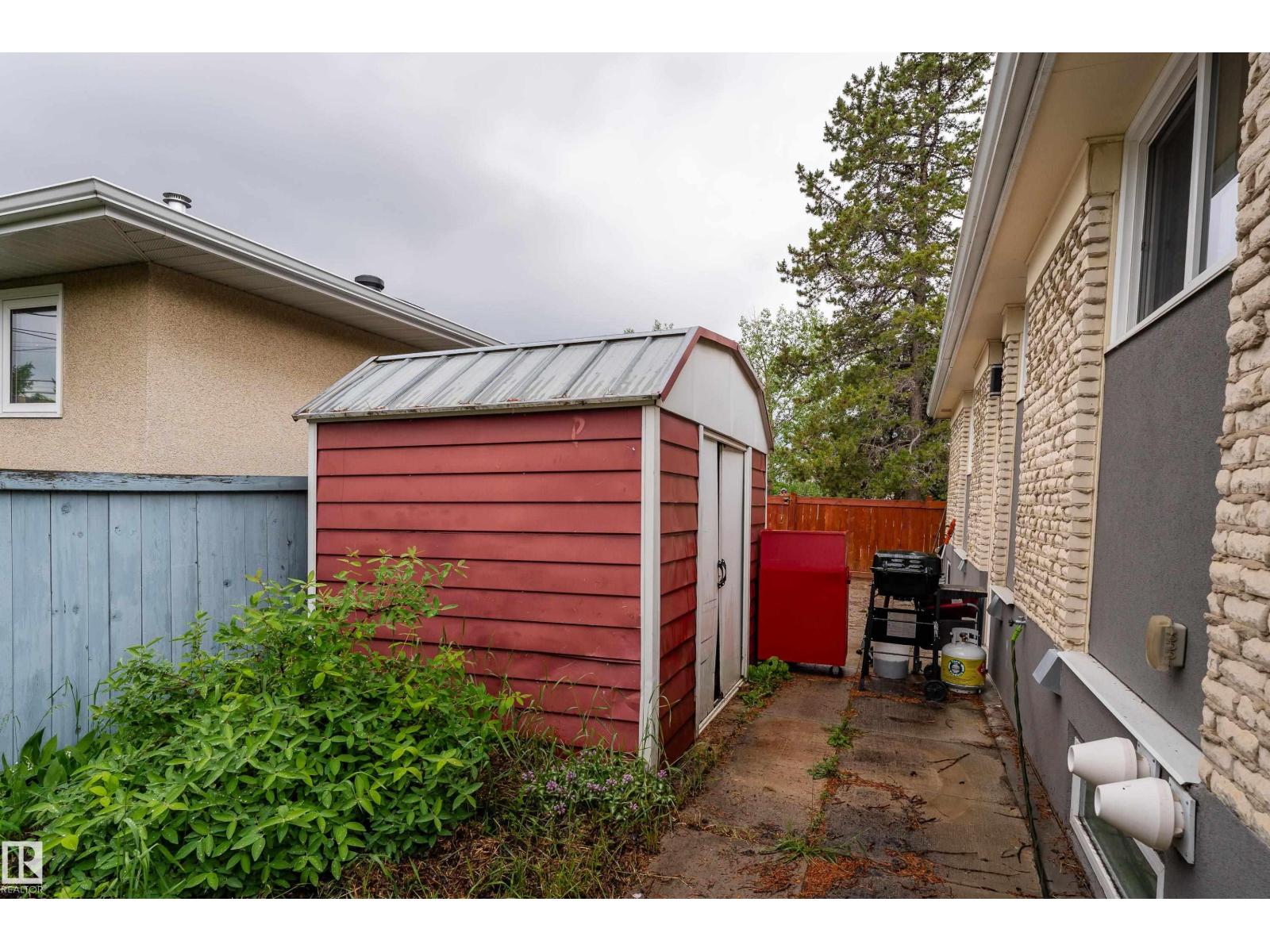 11227 40 AV NW - 29