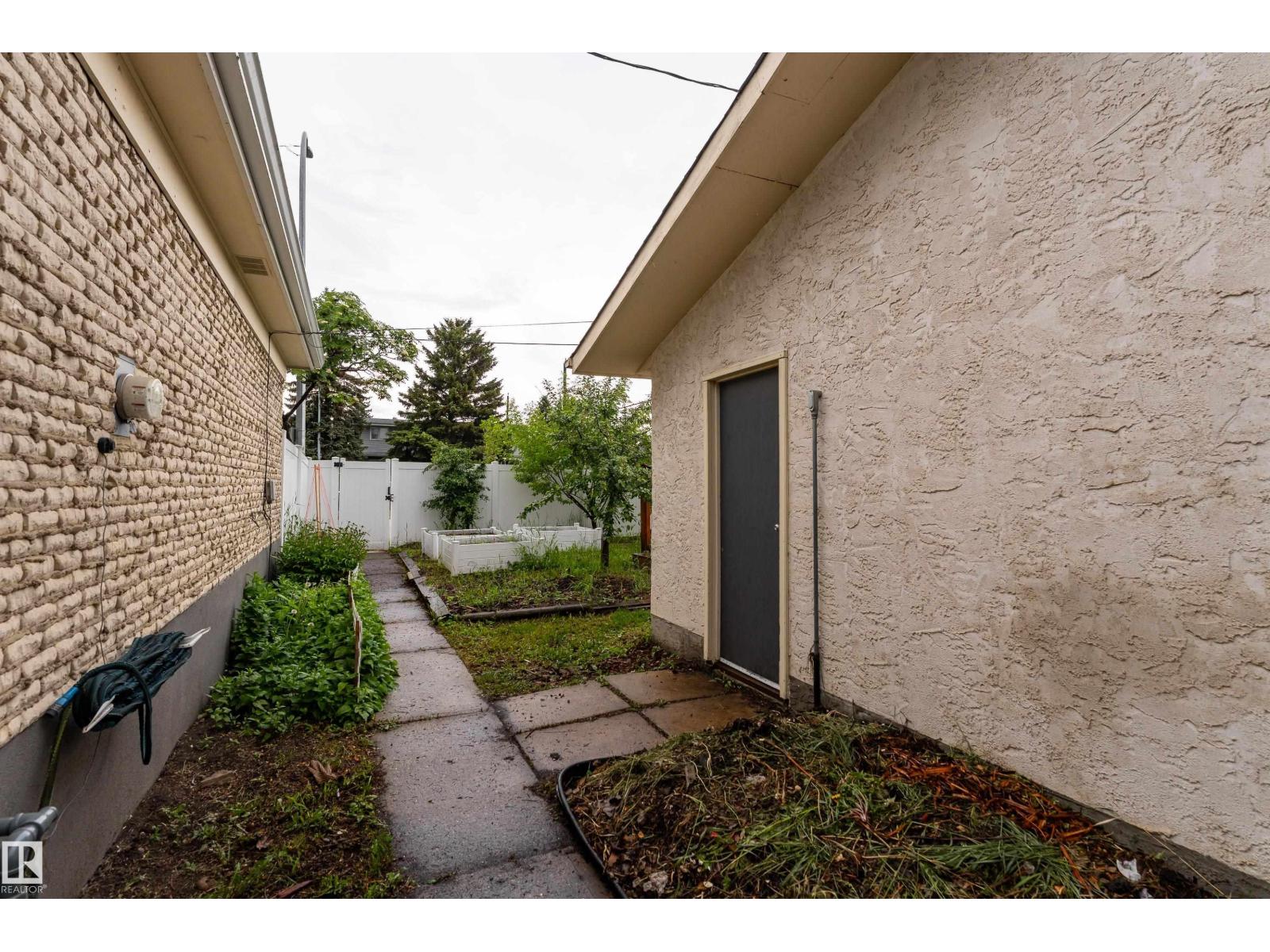 11227 40 AV NW - 30