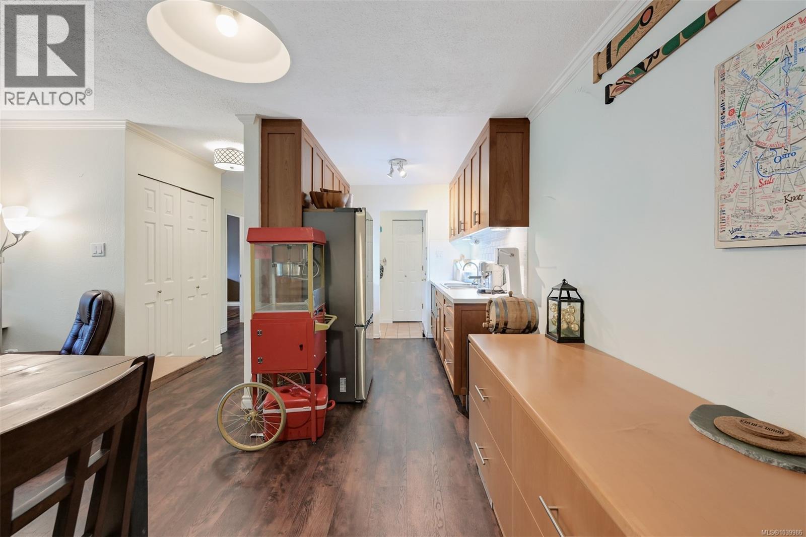 206 2022 Foul Bay Road, Victoria