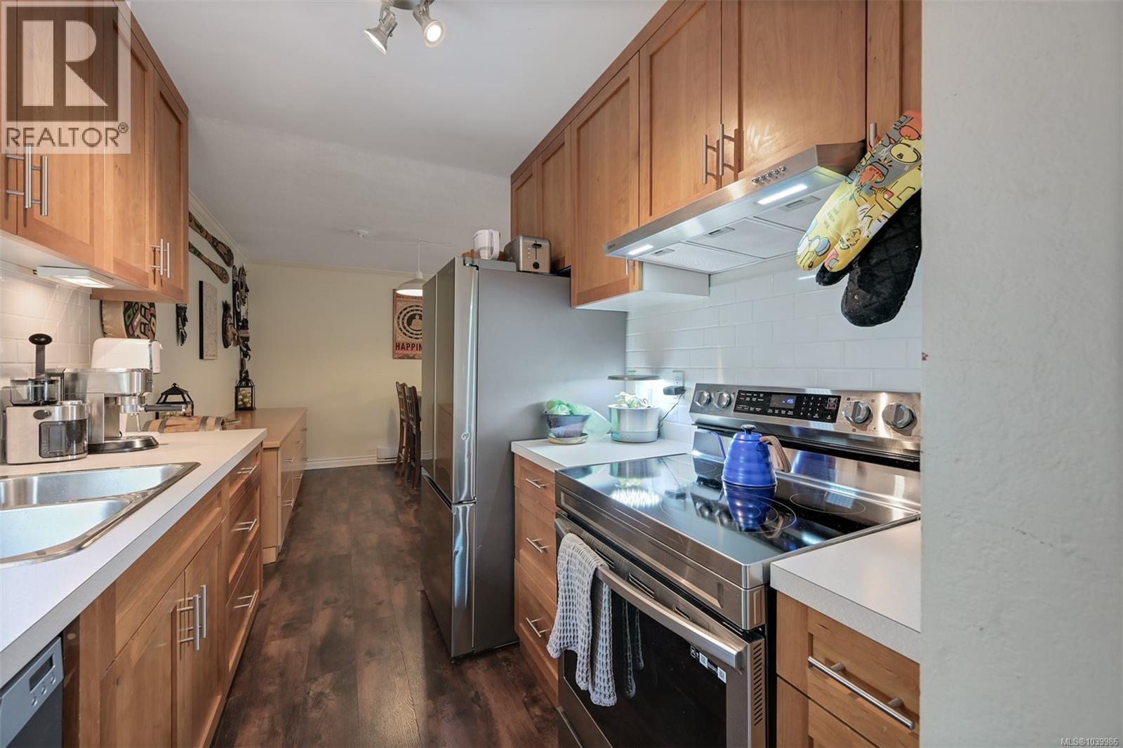 206 2022 Foul Bay Road, Victoria