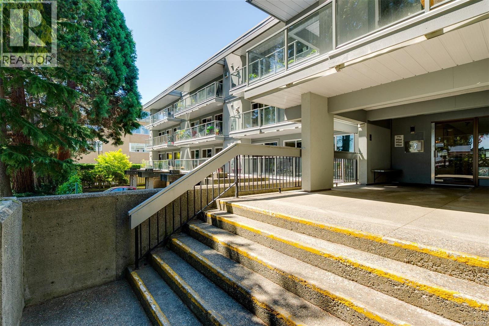 206 2022 Foul Bay Road, Victoria