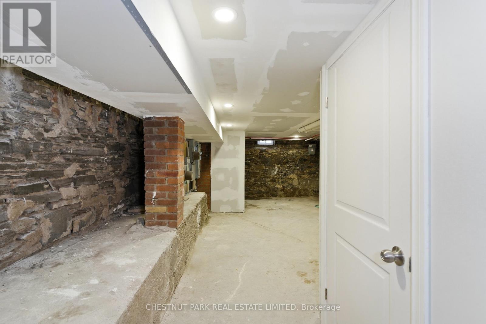 41 RONCESVALLES AVENUE - 32