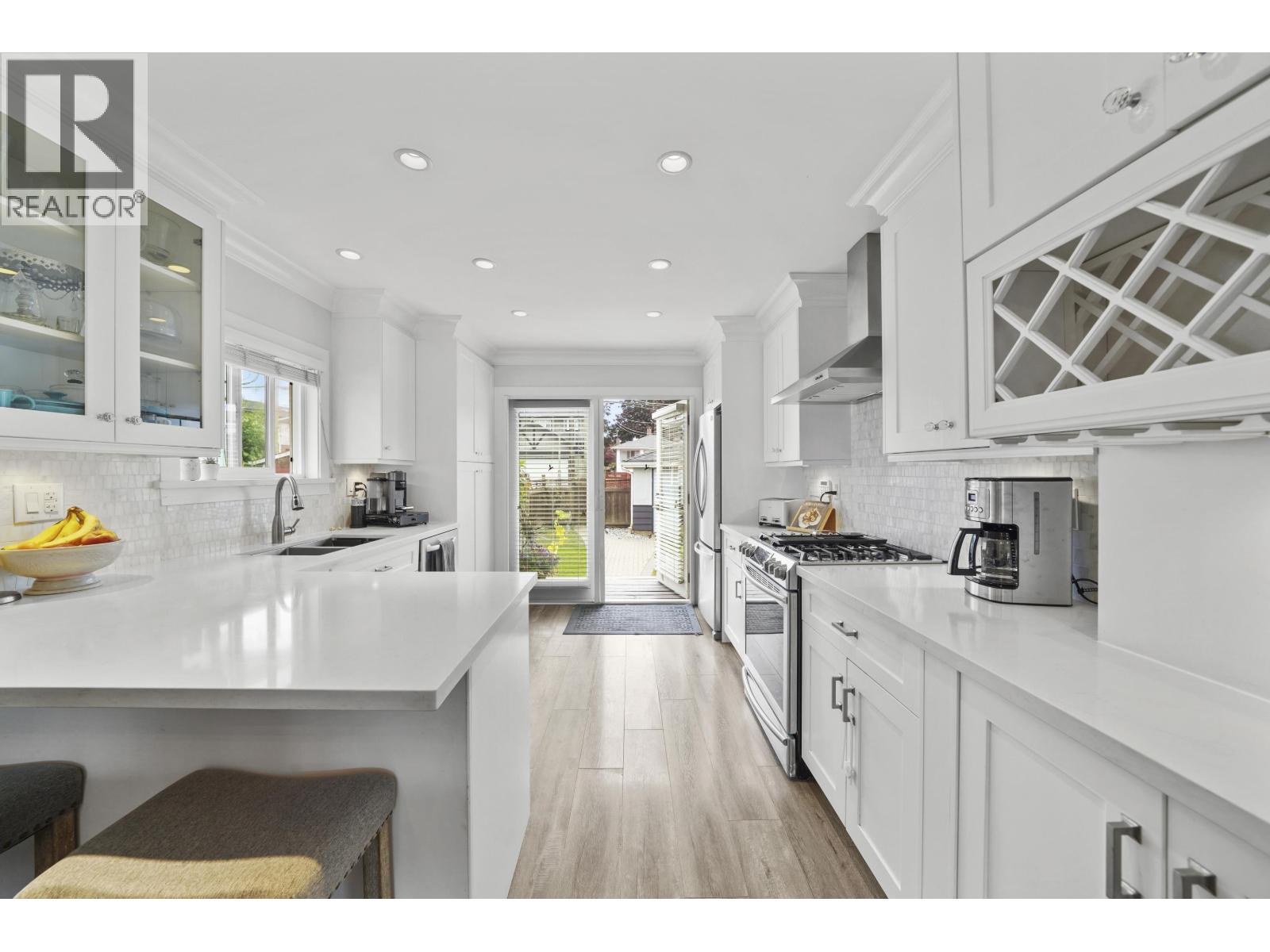 4560 PENDER STREET — photo 3