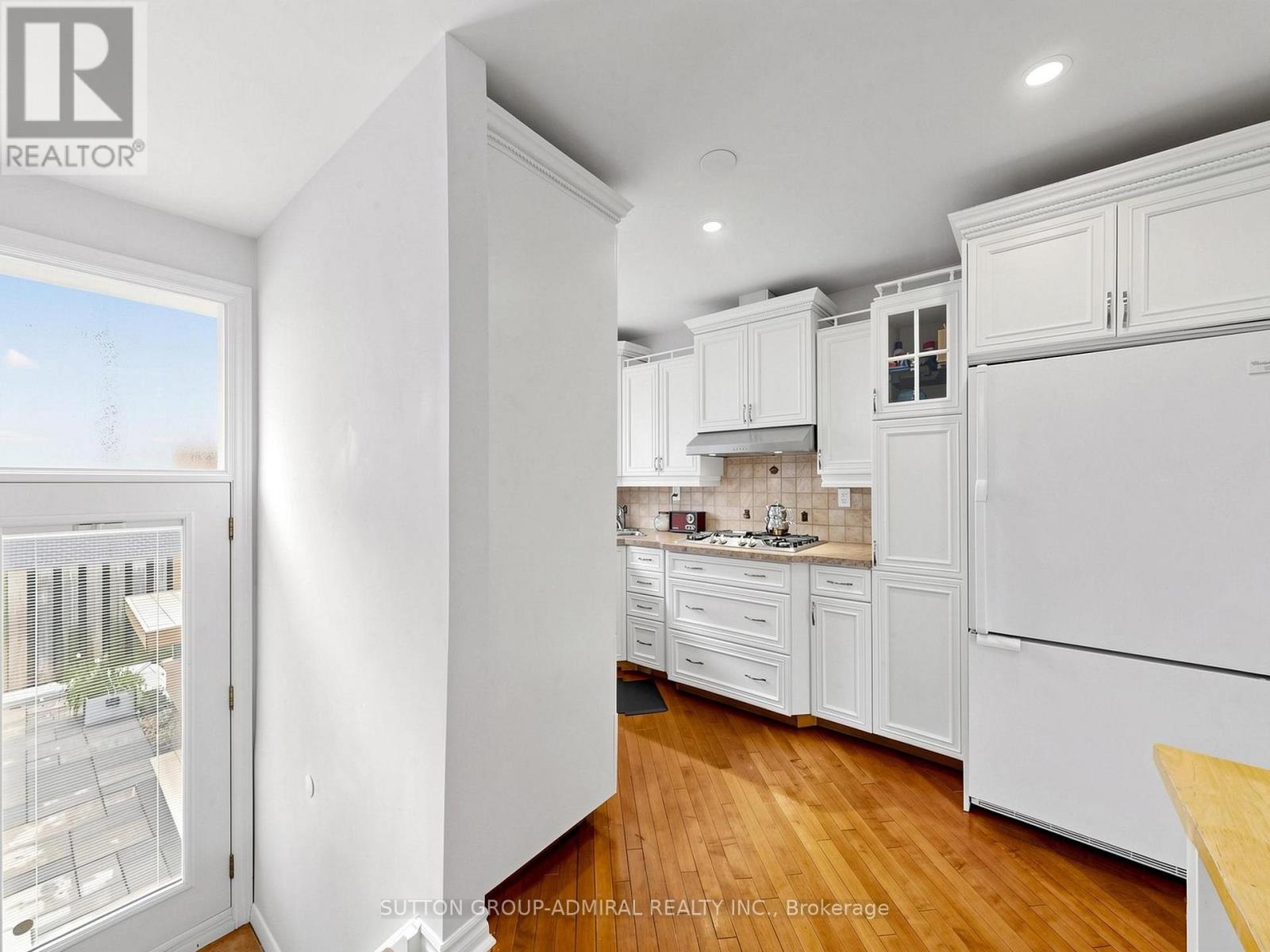 1864 HINDHEAD ROAD - 13