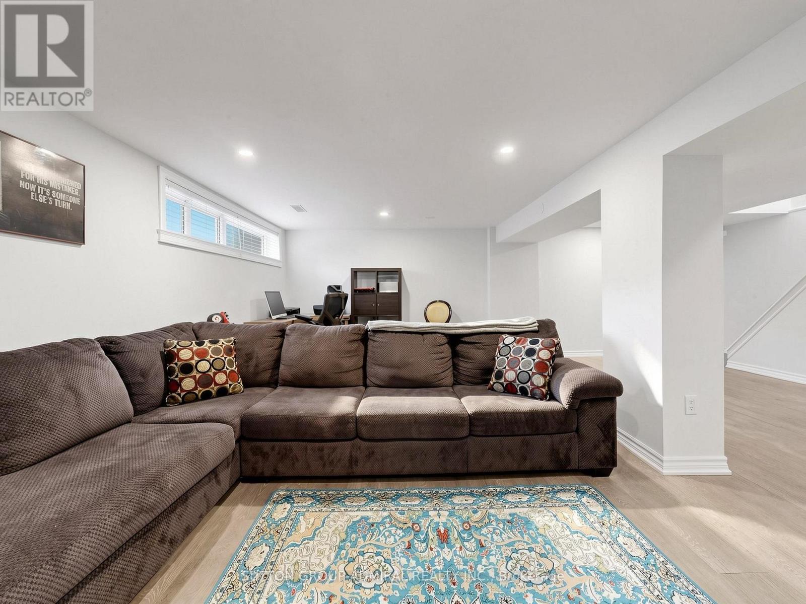 1864 HINDHEAD ROAD - 26