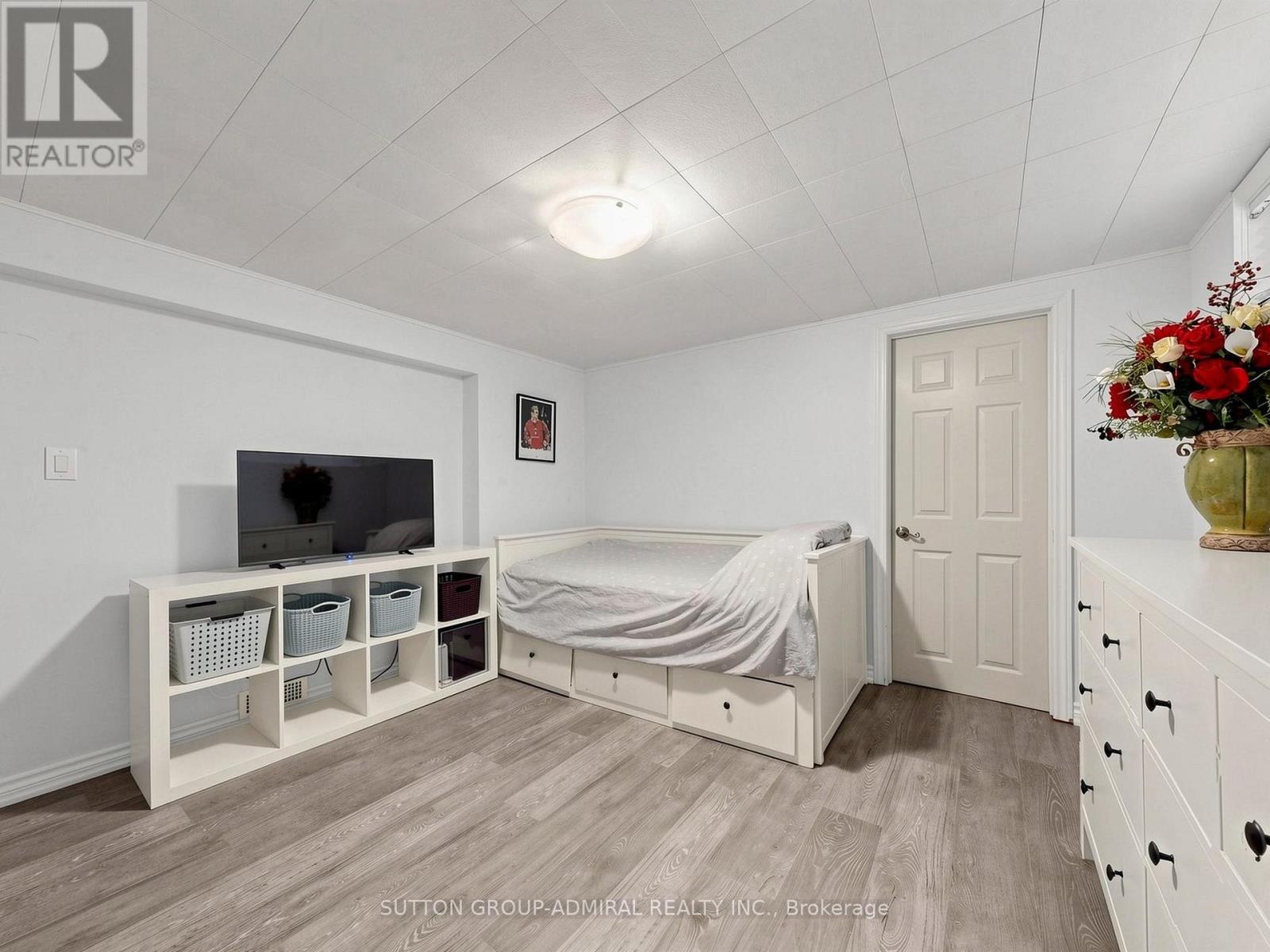 1864 HINDHEAD ROAD - 31