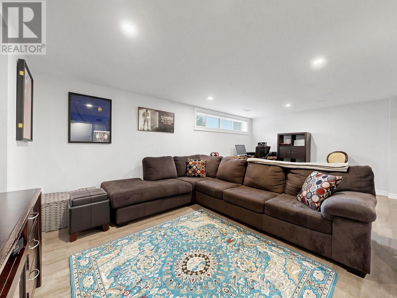 1864 HINDHEAD ROAD - 25