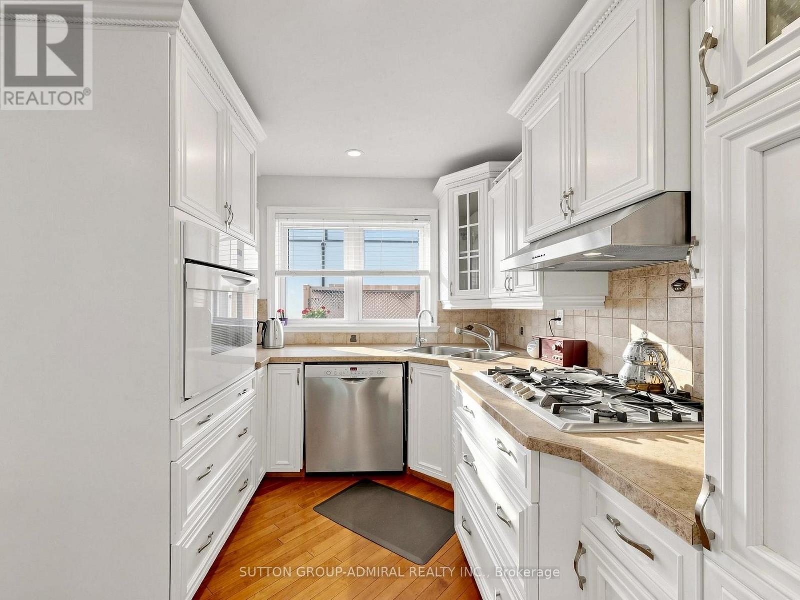 1864 HINDHEAD ROAD - 10