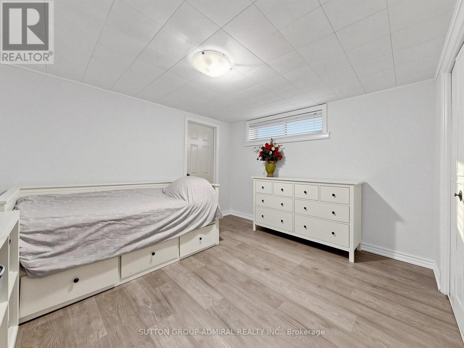 1864 HINDHEAD ROAD - 30