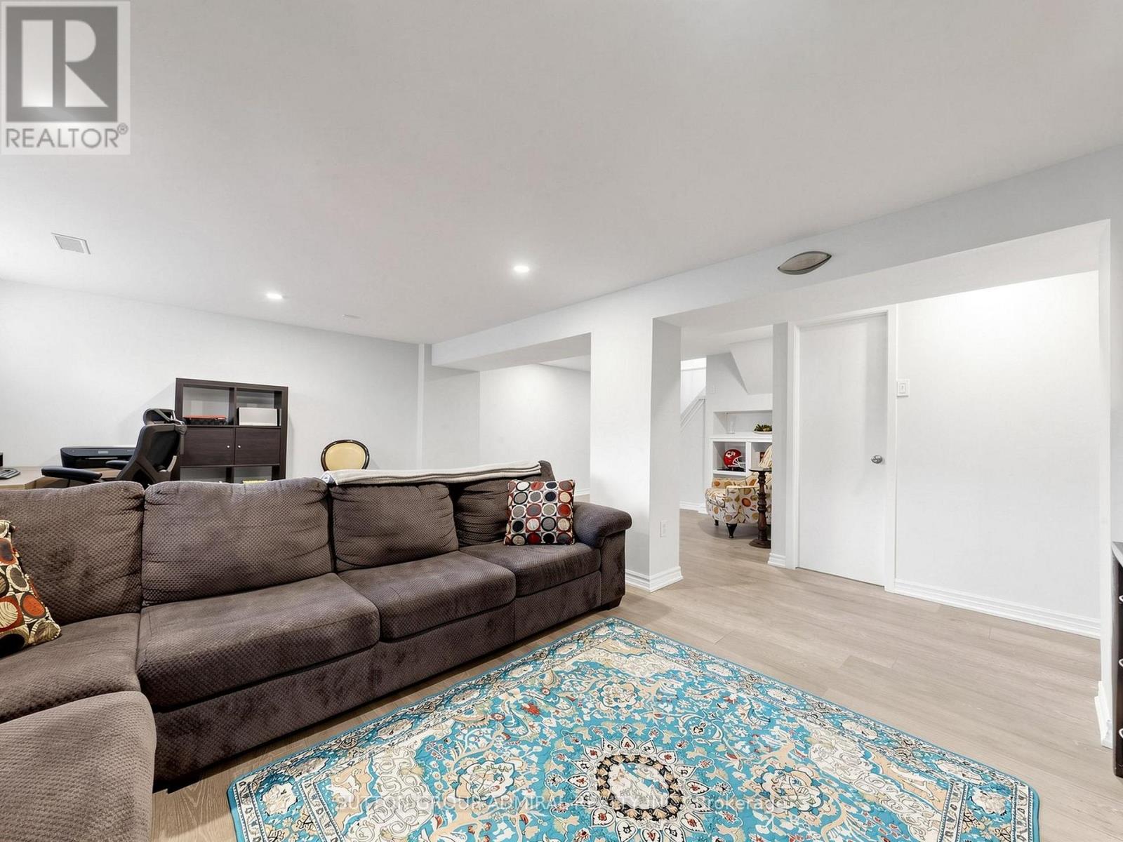 1864 HINDHEAD ROAD - 27