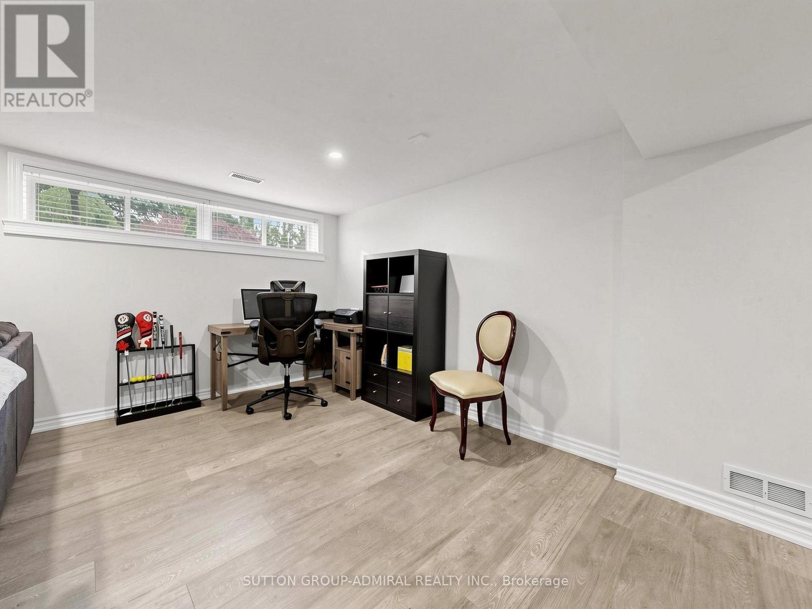 1864 HINDHEAD ROAD - 29