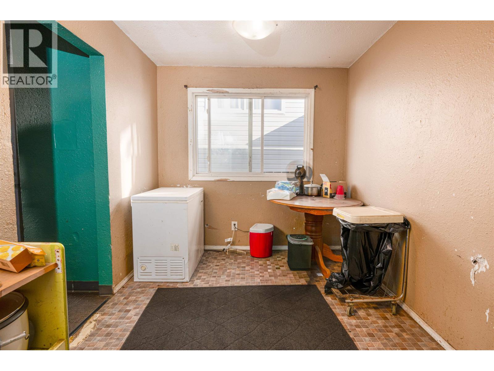 2336 VICTORIA STREET - 7